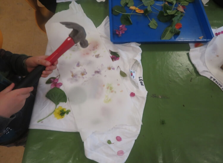 Deutsche Schule Toulouse, Kinder beim Basteln mit Blüten und Shirts