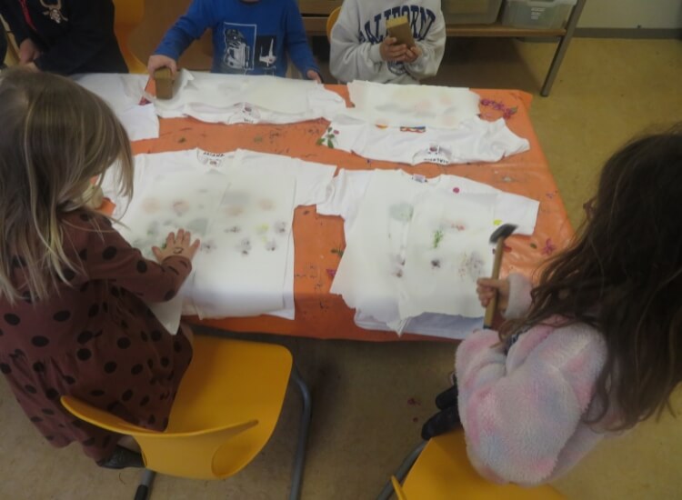 Deutsche Schule Toulouse, Kinder beim Basteln mit Blüten und Shirts