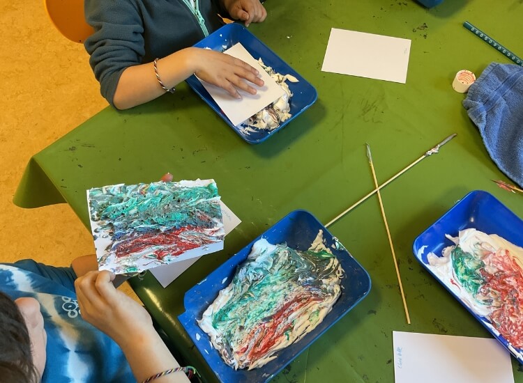 Deutsche Schule Toulouse, Kinder beim Basteln mit Papier und Farben