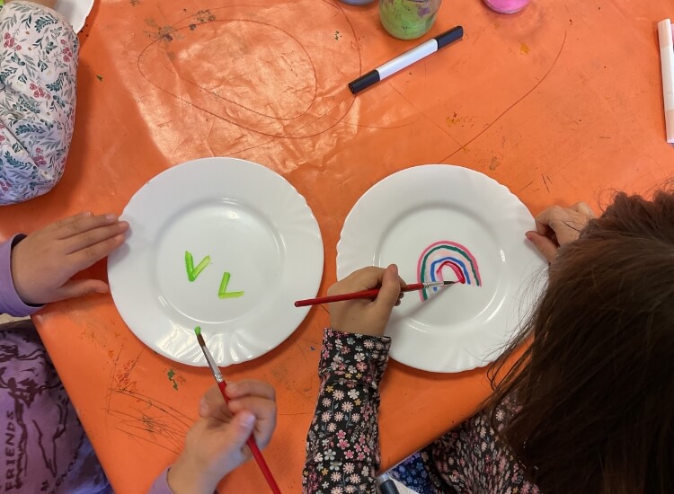 Deutsche Schule Toulouse, Kinder beim Bemalen von Tellern