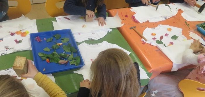 Deutsche Schule Toulouse, Kinder beim Basteln mit Blüten und Shirts