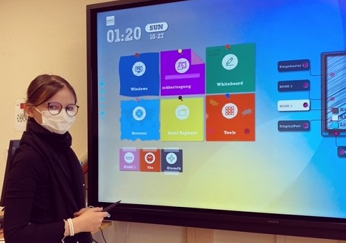 Deutsche Schule Toulouse, Mädchen vor interaktivem Bildschirm