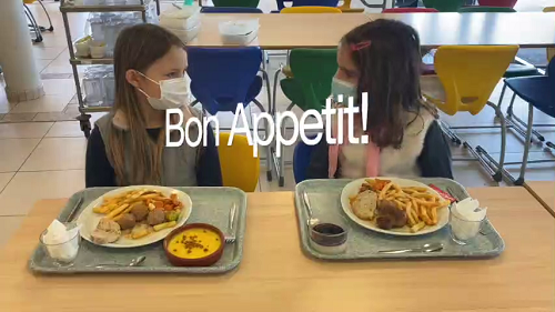 Deutsche Schule Toulouse, Kantine in der Grundschule zwei Mädchen