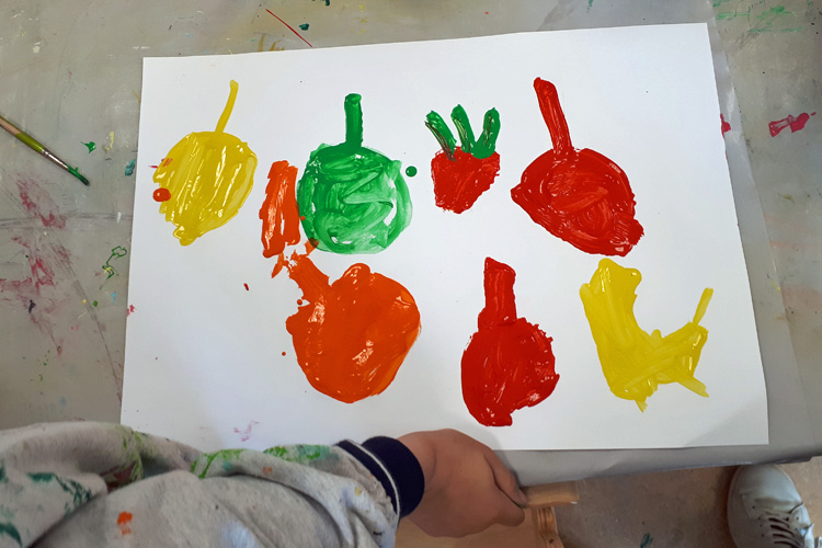 Deutsche Schule Toulouse, Kind malt Bild mit Früchten