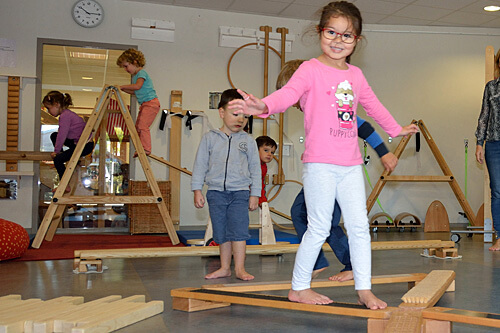 Deutsche Schule Toulouse | Kindergarten: Räume und Ausstattung - Kinder balancieren und klettern. Fotografin: Nicole Knüppel