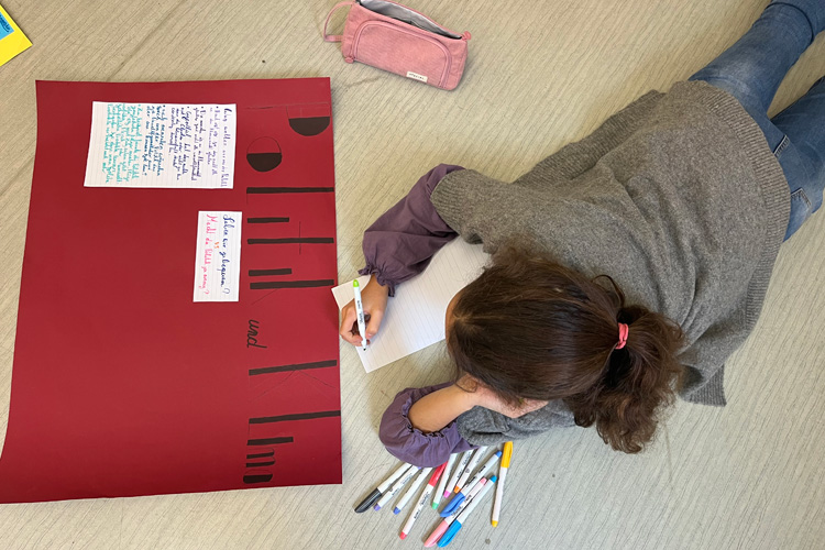 Deutsche Schule Toulouse, Klimaprojektwoche, Mädchen malt Plakat