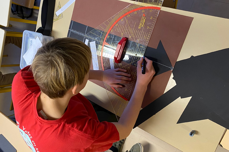 Deutsche Schule Toulouse, Klimaprojektwoche, Junge zeichnet
