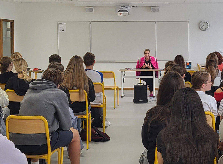 Deutsche Schule Toulouse, Autorin Simone Buchholz und Schüler sitzend im Klassenzimmer