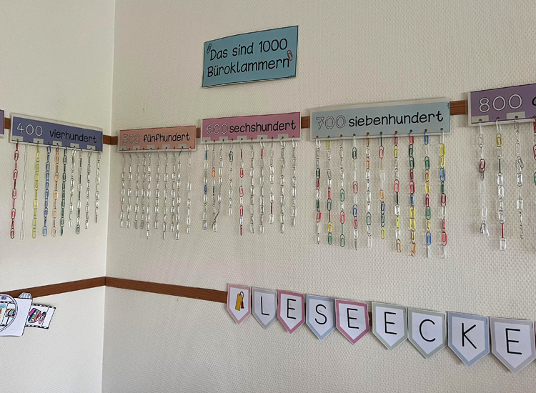 Deutsche Schule Toulouse, Paperclips per 100 hanging on the wall