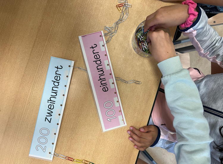 Deutsche Schule Toulouse, Two children sort paper clips into hundreds