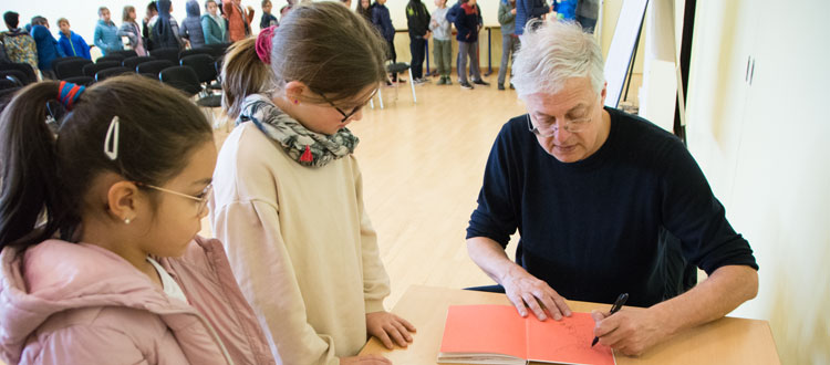 Deutsche Schule Toulouse, Autor Ole Könnecke signiert eines seiner Bücher