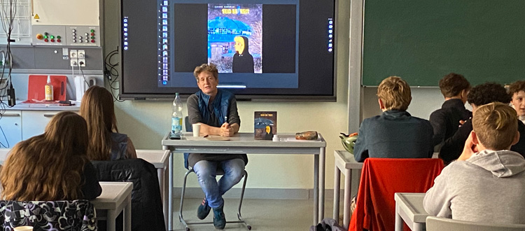 Deutsche Schule Toulouse, Sandra Rummler hält einen Vortrag über die DDR