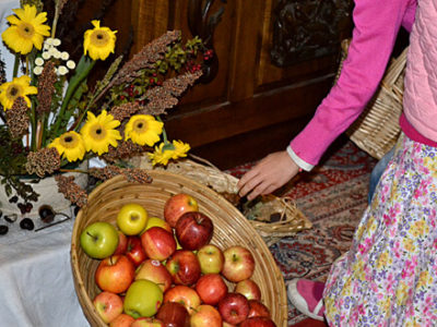 Korb Äpfel zum Erntedankfest