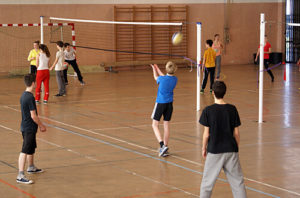Schüler beim Volleyball-Wettbewerb