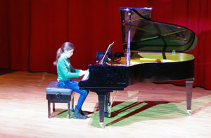 Schülerin am Klavier beim Musik-Wettbewerb