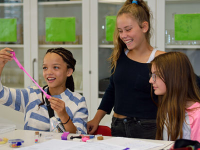 Jugend forscht - drei Schülerinnen arbeiten mit Knetmasse