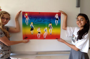 Kunst-AG - zwei Schülerinnen zeigen Plakat