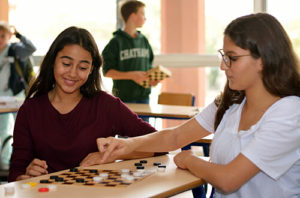 Zwei Schülerinnen spielen Halma