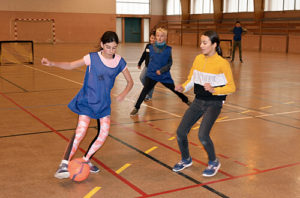 Schüler spielen Hallenfußball