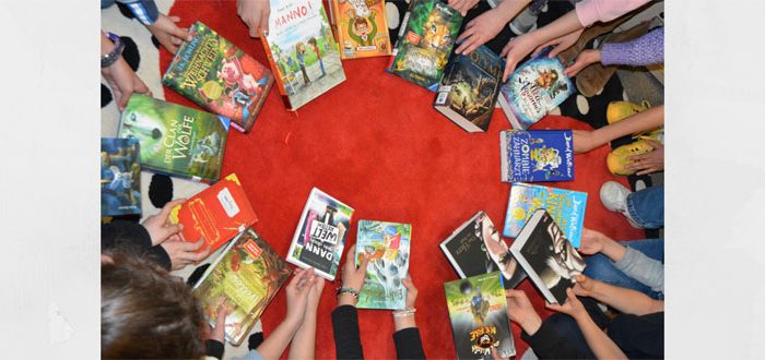 Deutsche Schule Toulouse, Kinder im Kreis mit Büchern