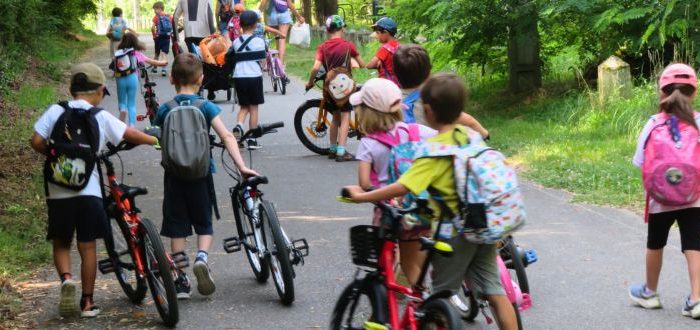 Kindergruppe beim Fahrradausflug