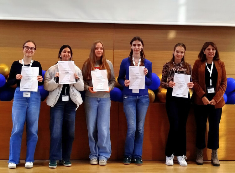 Gewinnerinnen des Fremdsprachenwettbewerbs 2025 mit ihren Urkunden