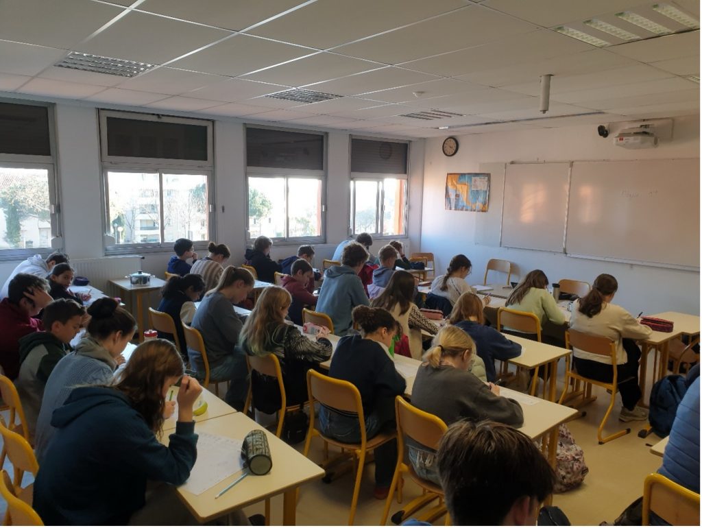 Deutsche Schule Toulouse: Schüler im Klassenzimmer beim Känguru-Mathetest
