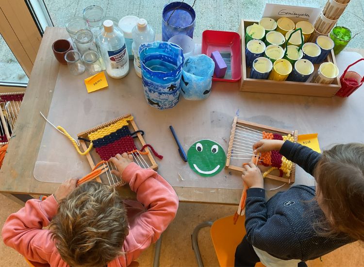 Kindergartenkinder mit Webrahmen