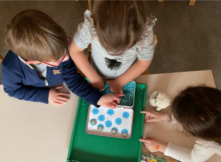 Kindergartenkinder mit einen Zahlenspiel
