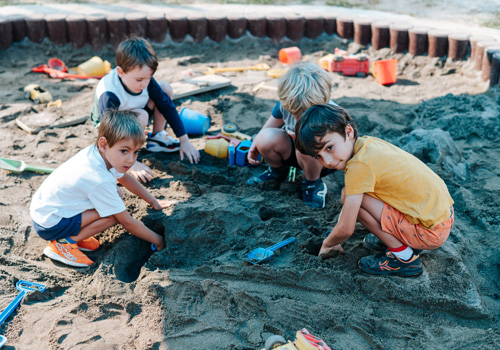 Deutsche Schule Toulouse, Kindergartenkinder in der Sandkiste