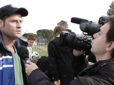 Michael Opper, ehemaliger Lehrer der DST, wird vom Fernsehen interviewt