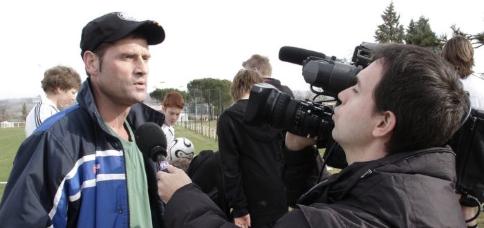 Michael Opper, ehemaliger Lehrer der DST, wird vom Fernsehen interviewt