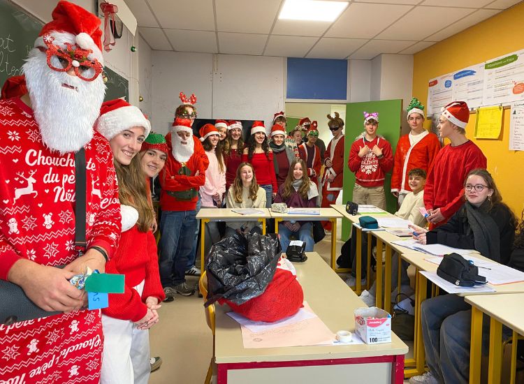 Deutsche Schule Toulouse: Schülergruppe mit Weihnachtsmannkostümen