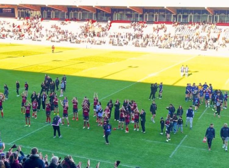 Spielfeld mit Rugby-Spielerinnen