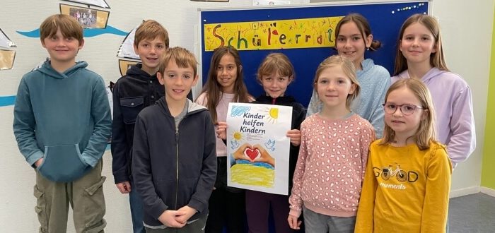 Deutsche Schule Toulouse: Schülergruppe mit einem Plakat 