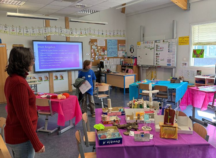 DST, Tag der offenen Tür, Klassenraum mit Bastelprojekten