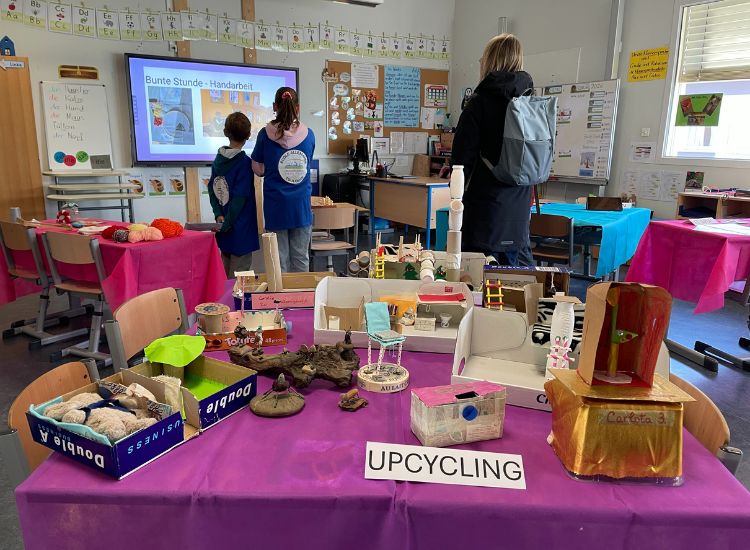 DST, Tag der offenen Tür, Klasenzimmer mit Upcycling-Projekten