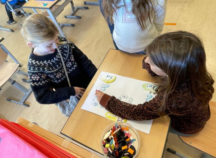 DST, Tag der offenen Tür, Kinder bei einem Mathespiel