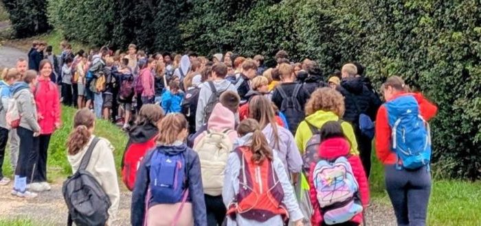 Gruppe von Lehrkräften und Schülern beim Wanderausflug