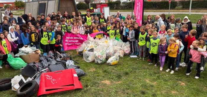 Aufräumaktion zum World Clean Up Day: Gruppenbild Schülerschaft der DST vor dem gesammelten Müll