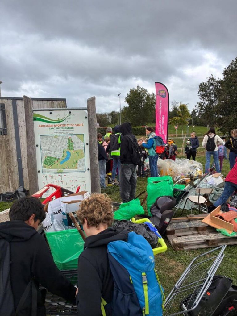 Aufräumaktion zum World Clean Up Day: Schülerschaft der DST vor Müllbergen der gesammelten Gegenstände