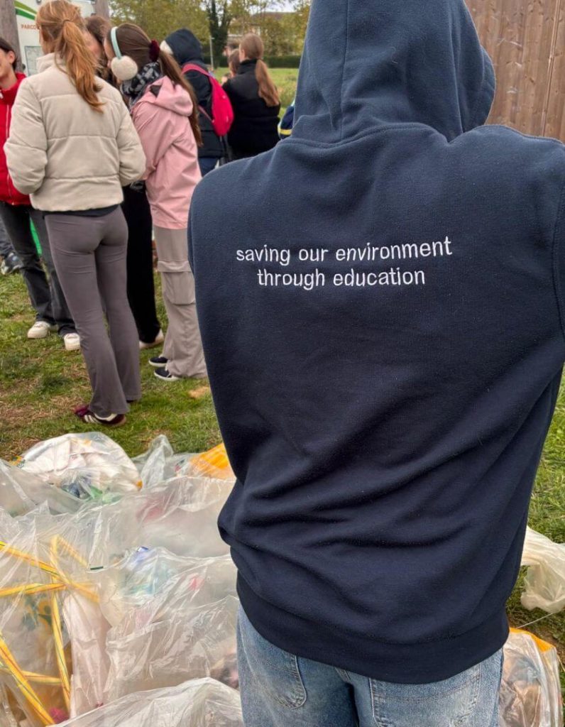 Aufräumaktion zum World Clean Up Day: Pullover mit Aufschrift "saving our environment"