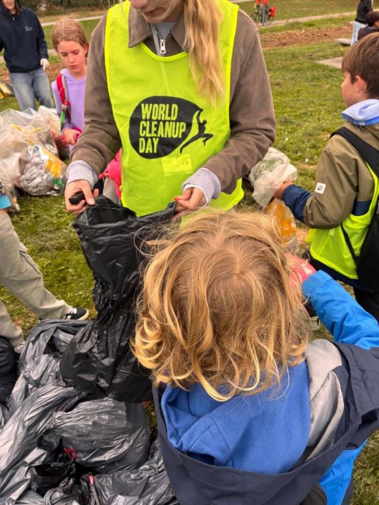 Aufräumaktion zum World Clean Up Day: Schüler füllen Müll in Müllsäcke