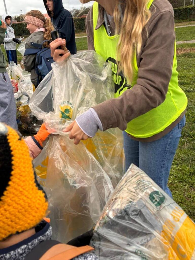 Aufräumaktion zum World Clean Up Day: Schüler der DST mit Müllsäcken
